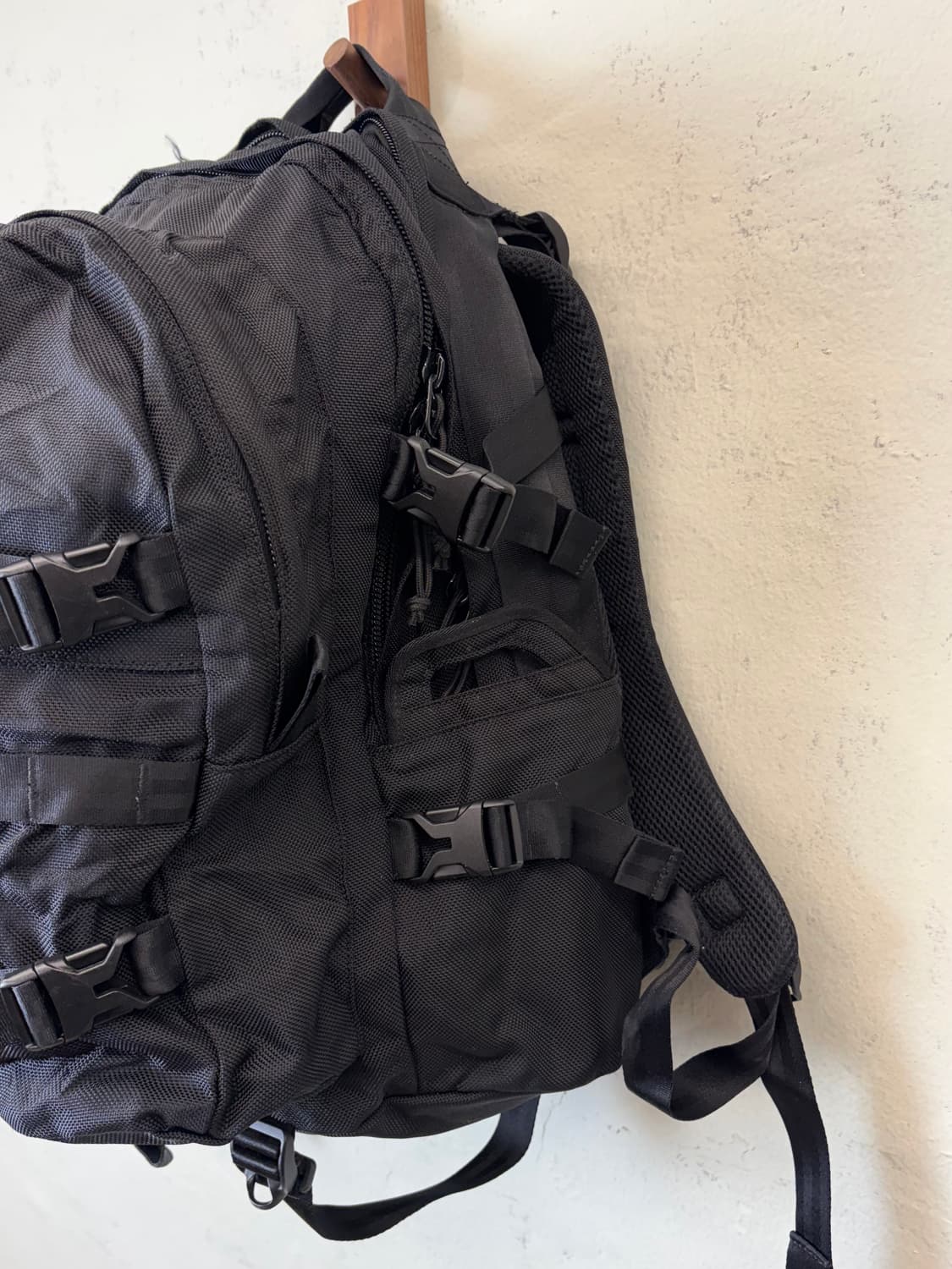 뉴에라 캐리어 백팩 블랙 상품이미지4