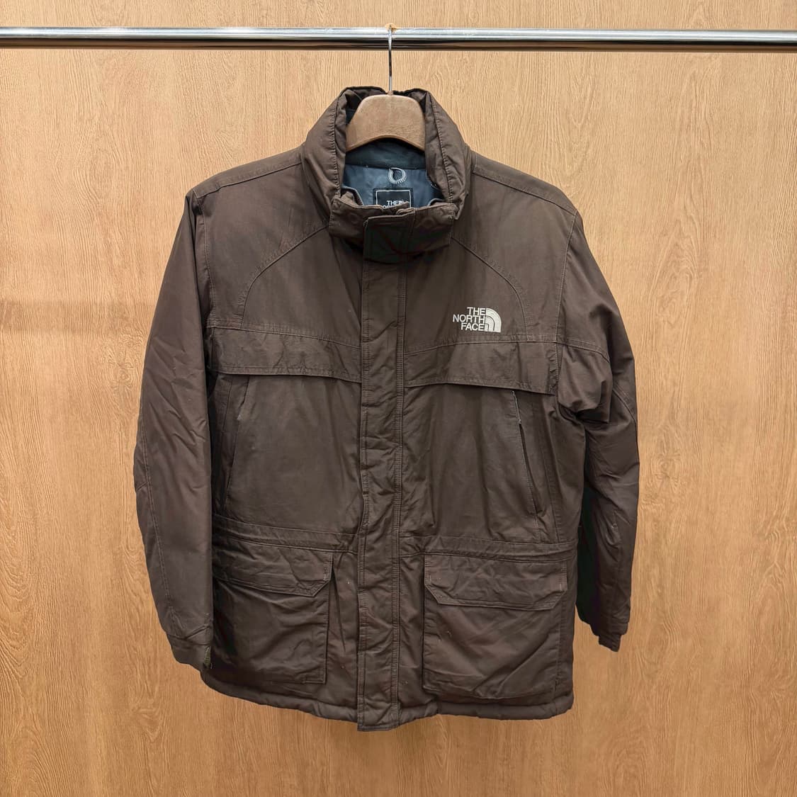 노스페이스 하이벤트 기능성 패딩 자켓 하단 포켓 로고 자수 디테일 브라운 상품이미지2