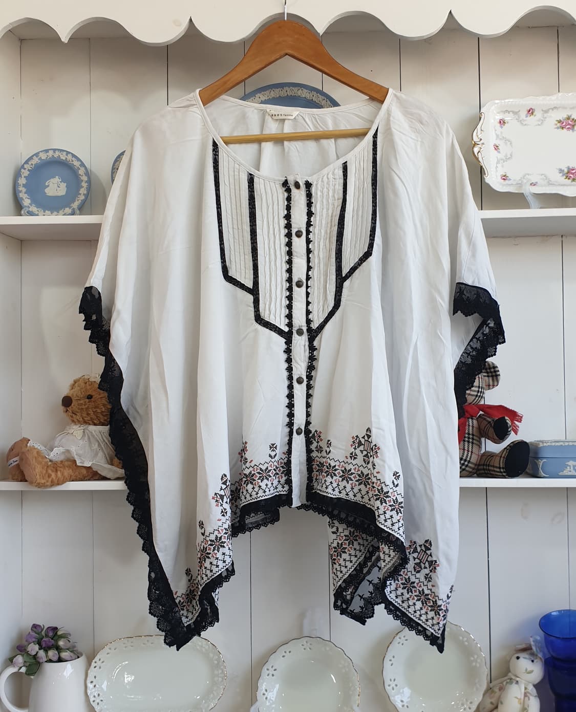 Axes Femme(엑시즈팜) 에스닉 케이프핏 자수 블라우스 상품이미지1