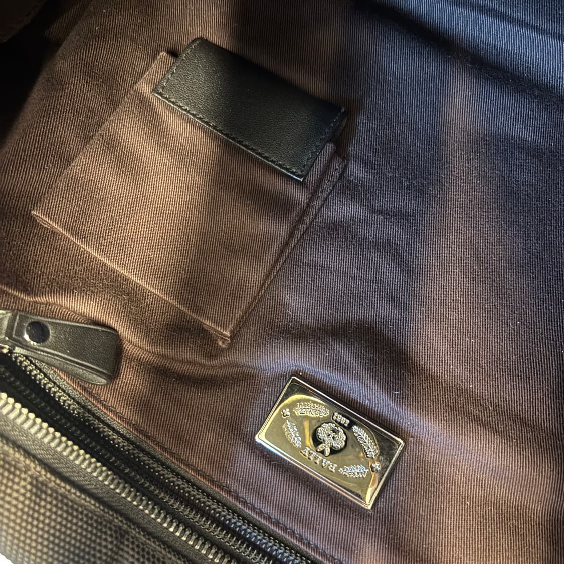 정품 발리 브라운 삼선 크로스백     상품이미지10