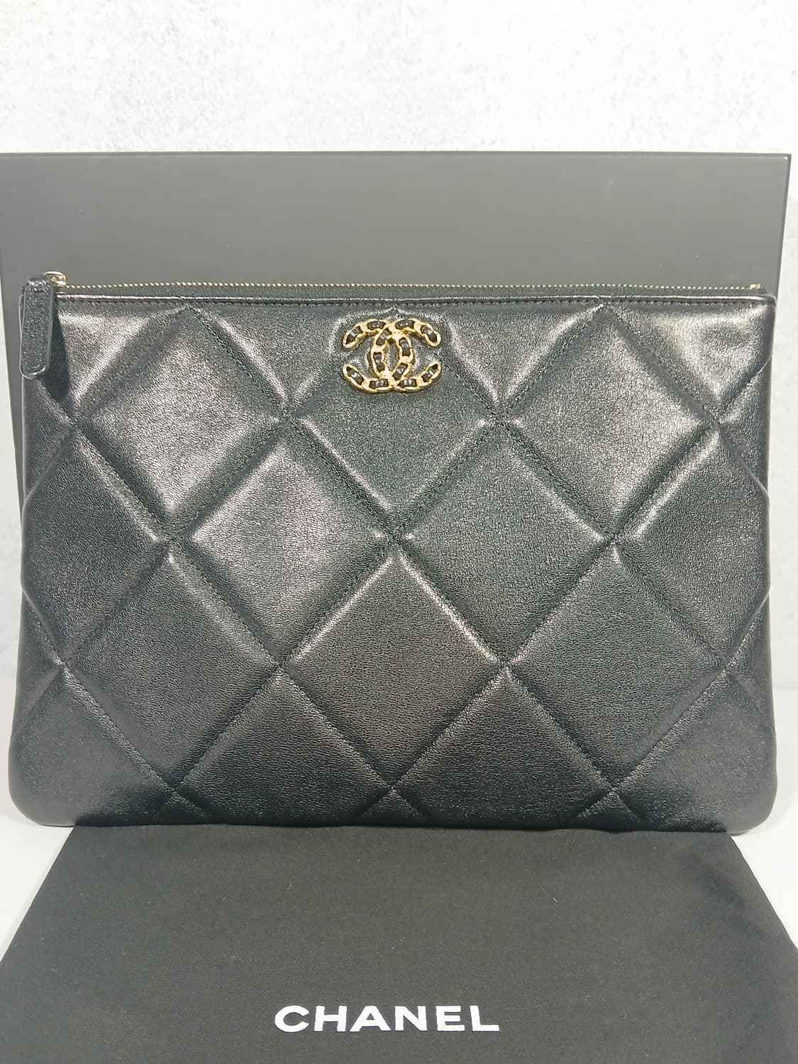 샤넬 19 클러치백 뉴미듐 AP0951 상품이미지2