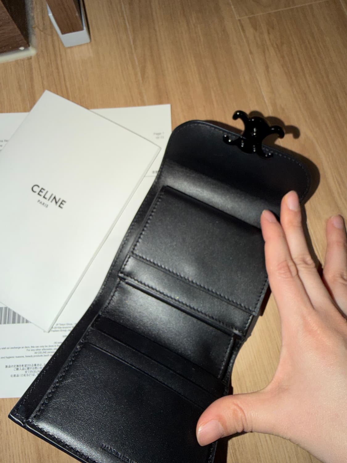 셀린느 스몰 플랩 월렛 트리옹프 샤이니 카프스킨 블랙 상품이미지3