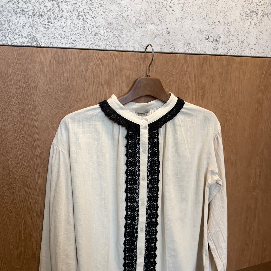 빈티지 롱슬리브 블라우스 블랙 레이스 트리밍 버튼업 디테일 아이보리 상품이미지3