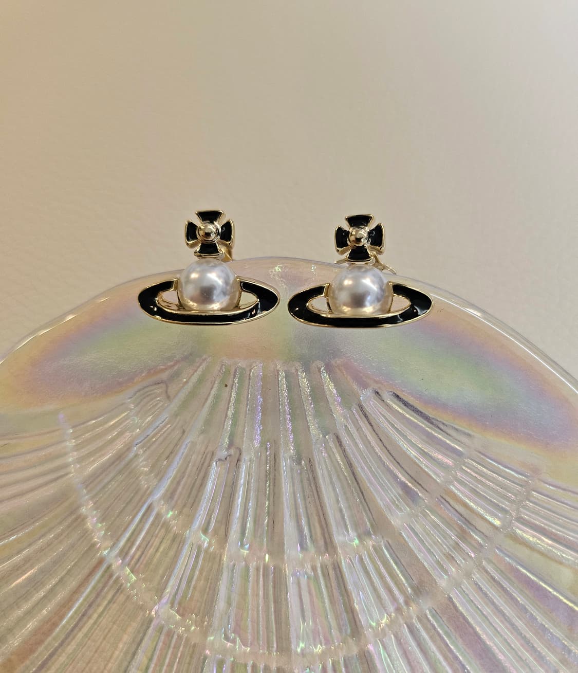 비비안웨스트우드 업사이클링 진주 블랙우주선 귀걸이 상품이미지2