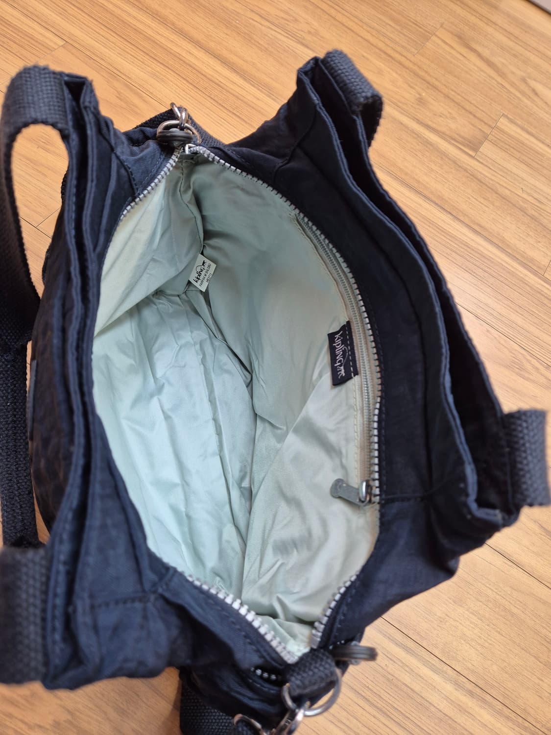 키플링 Fairfax M 네이비 숄더백입니다. 숄더백 뿐만 아니라 크로스 상품이미지5