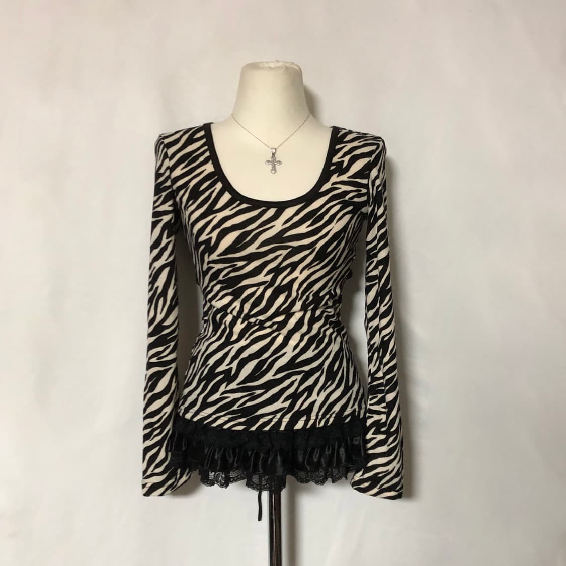 지브라 백 오픈 셔링 탑 블랙 화이트 상품이미지4