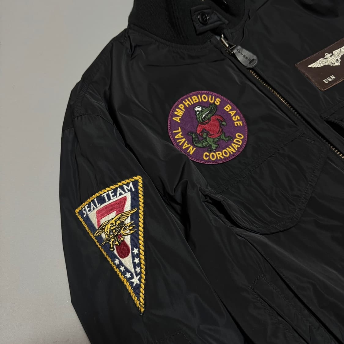 아비렉스 블랙컬러 나일론 양면 자수로고 패치 나일론 플라이트 자켓 상품이미지5