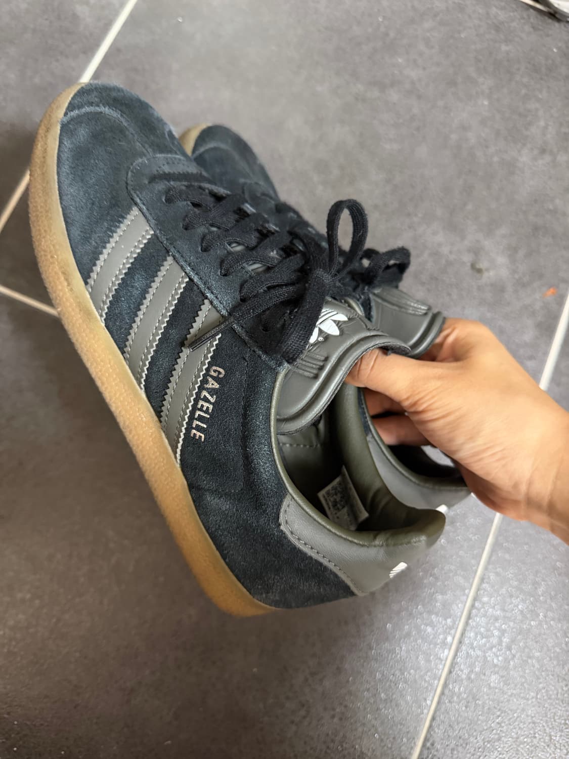 아디다스 가젤 코어 블랙 팬톤 240 상품이미지3