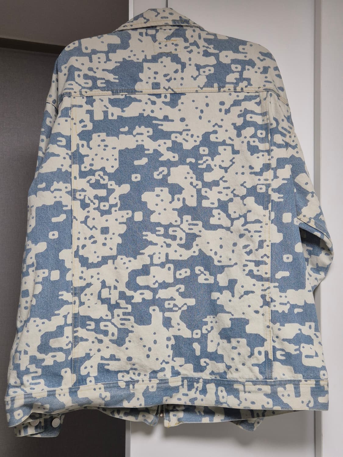 카브엠트 노이즈 프린팅 데님 자켓 상품이미지3