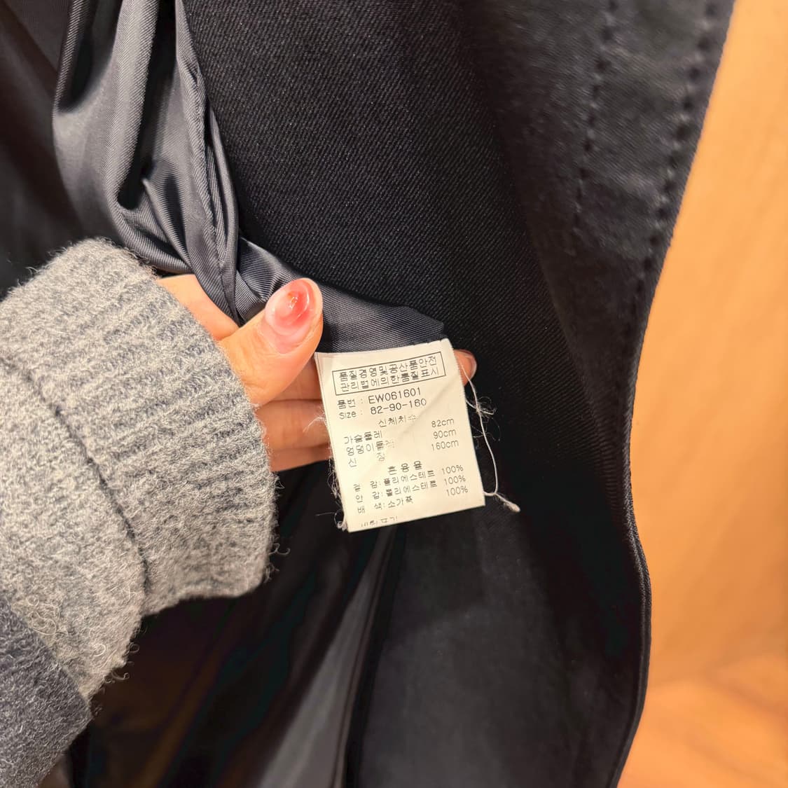 디앤써 롱 코트 레더 배색 와이드 카라 슬리브 스트랩 디테일 블랙 상품이미지7