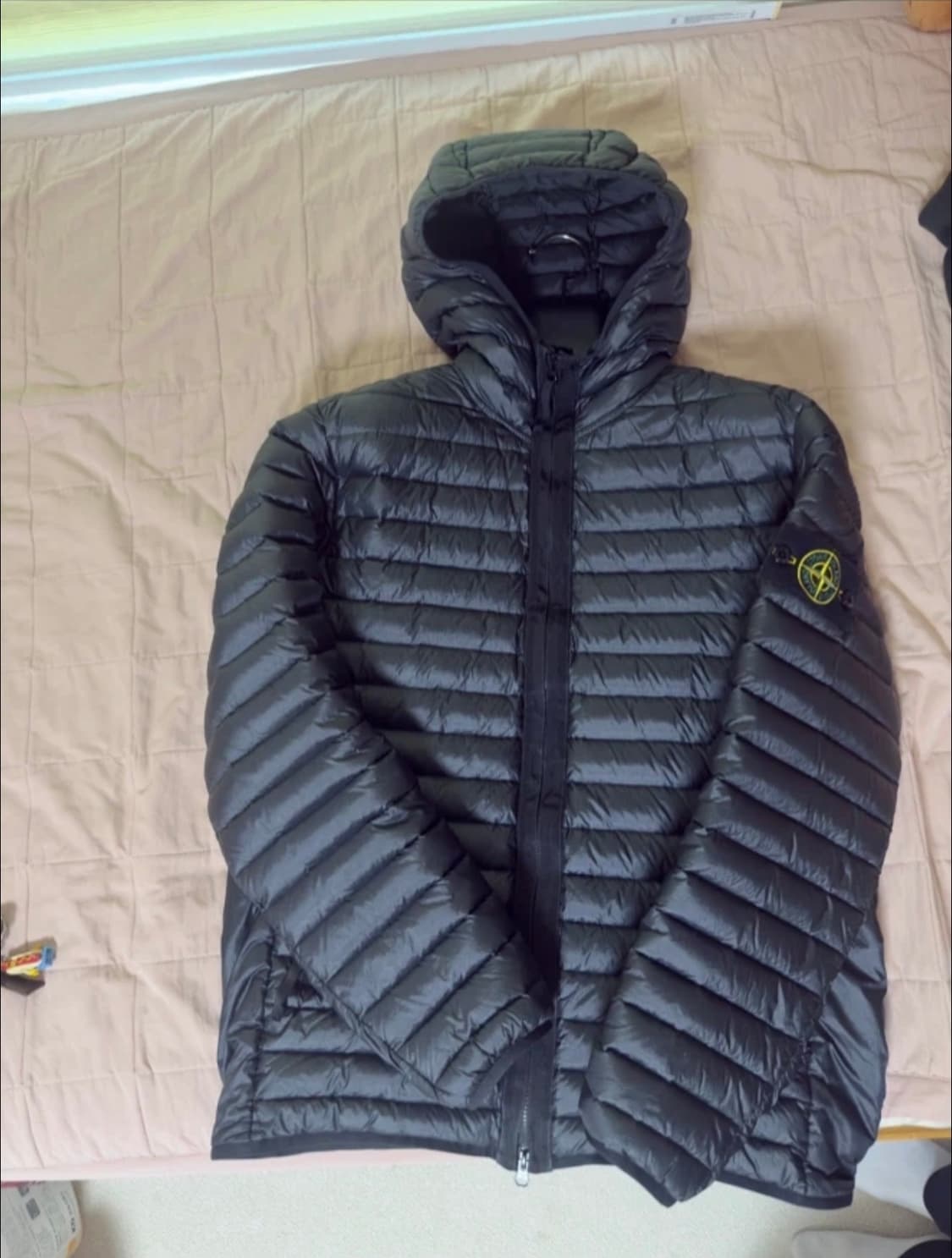 스톤 아일랜드 40324 패커블 룸 우븐 체임버스 R-나일론 다운-TC  상품이미지1