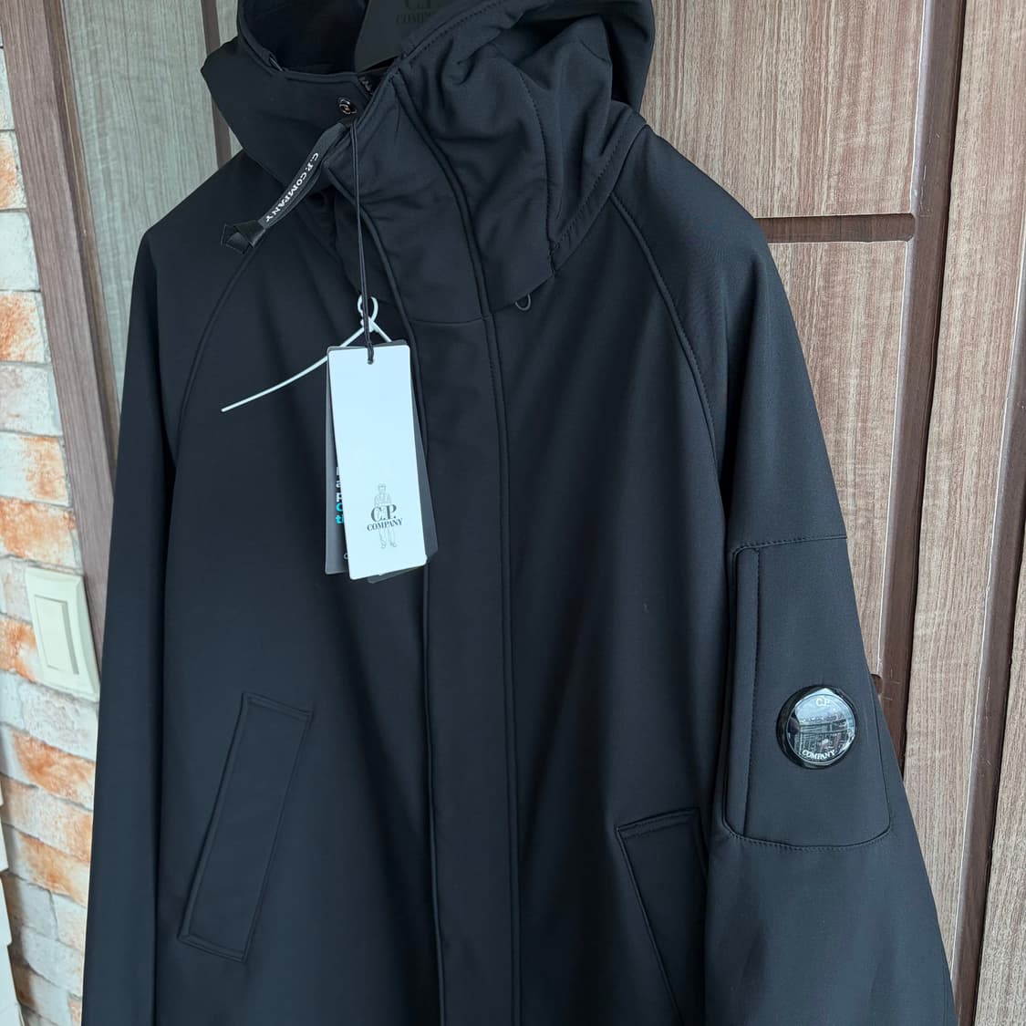 새상품(L)씨피컴퍼니 CP컴퍼니 렌즈 로고 후드 롱 자켓 블랙 상품이미지1