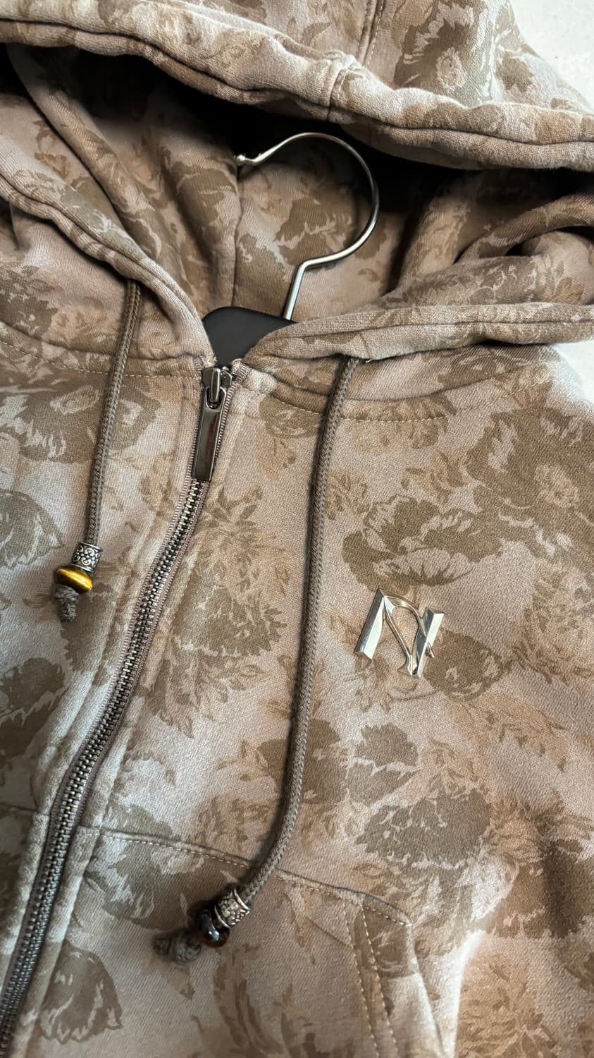 뉴얼린 플라워 비즈 엠블럼 후드집업 카키브라운 상품이미지2