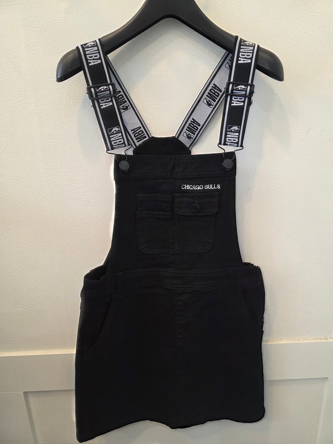NBA 시카고불스 블랙 밴드 레터링 오버롤 멜빵스커트 상품이미지2
