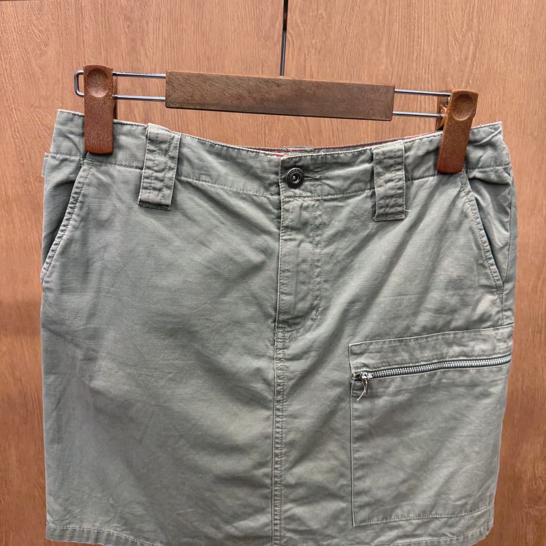 타미힐피거 미니 스커트 지퍼 포켓 백 로고 자수 디테일 H라인 카키 상품이미지4