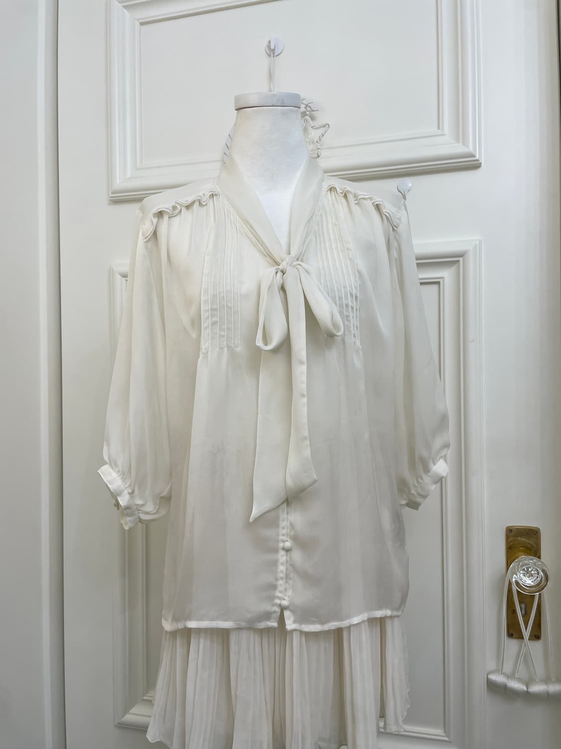 ivory ruffle pleats point bow blouse 상품이미지5