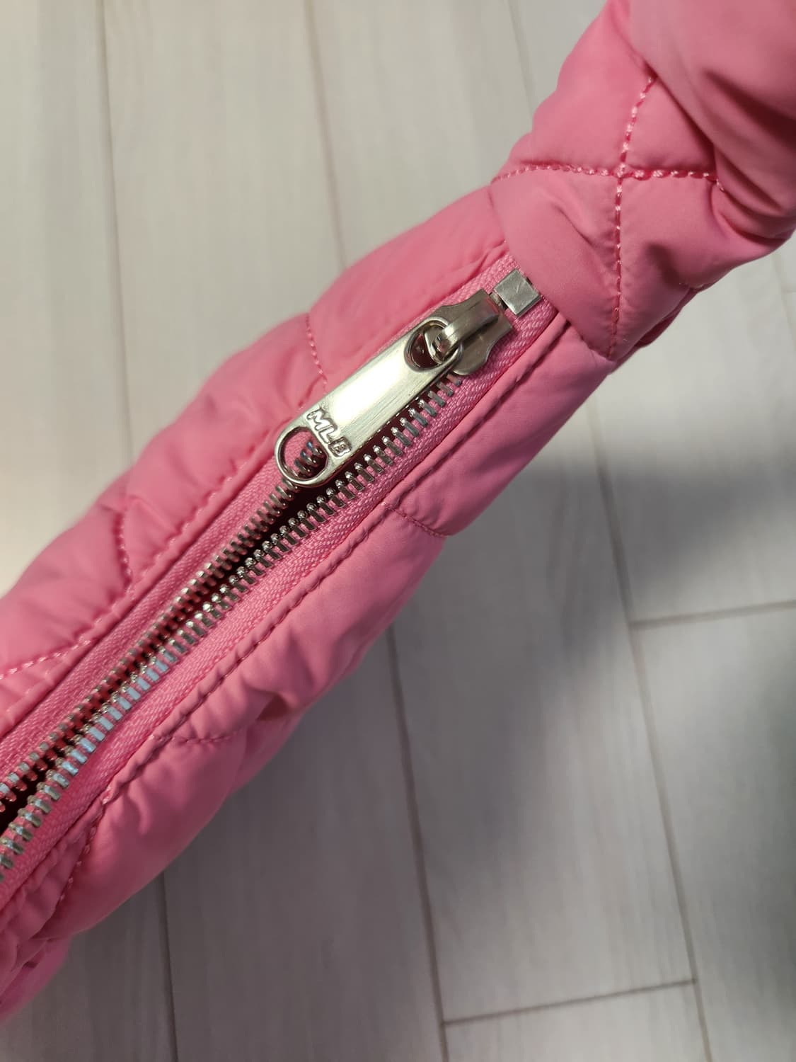 새상품급)MLB퀼팅 호보백 미디움 CLE (Pink)

여러 중고사이트에 상품이미지9