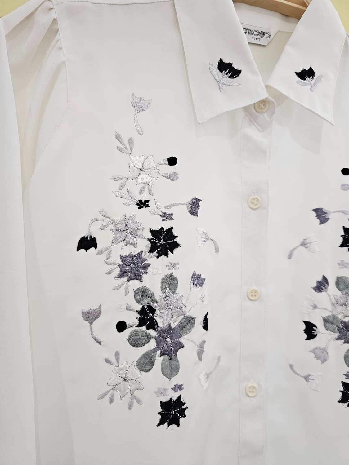 화이트 모노 자수 블라우스 상품이미지2