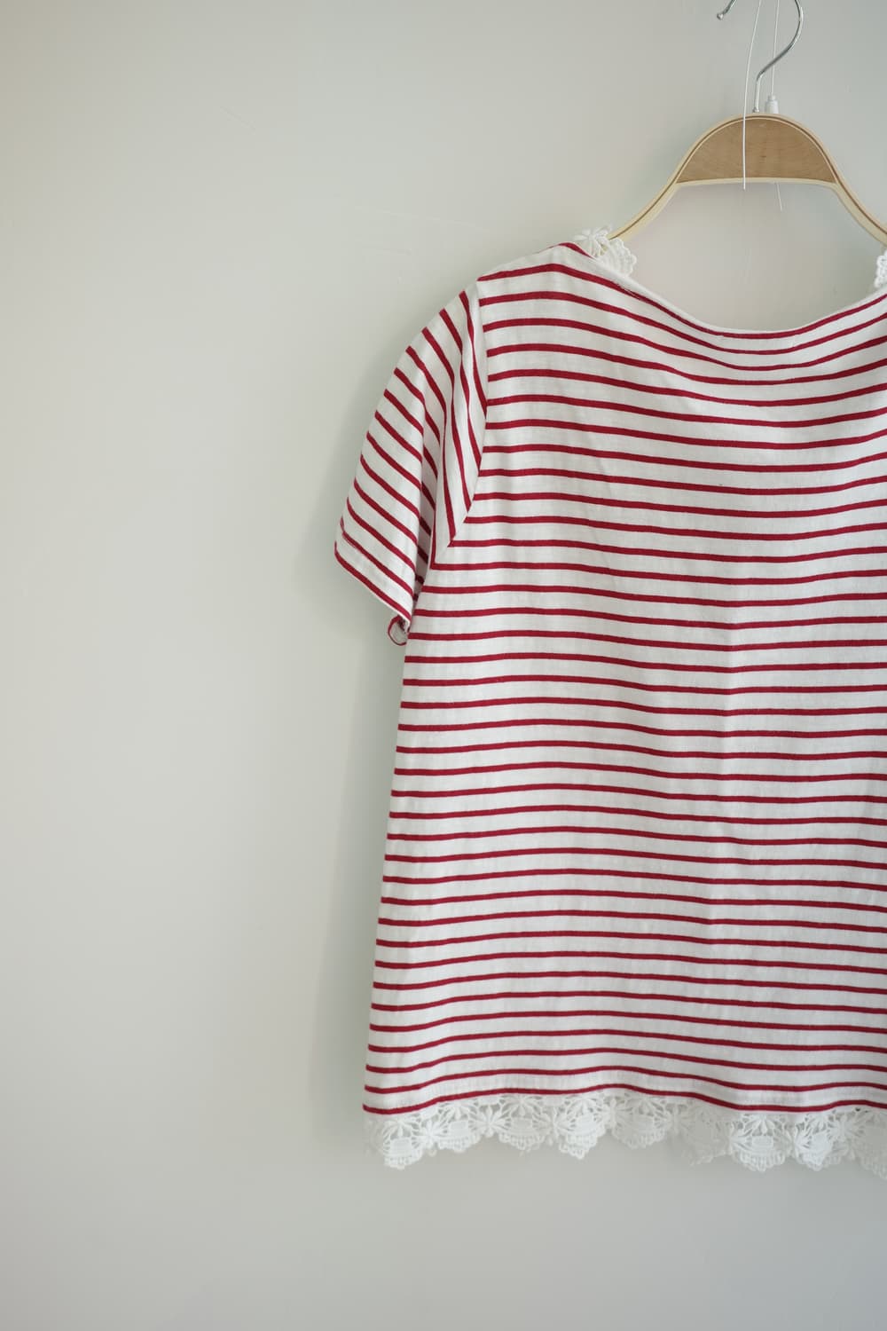 CINEMA CLUB 
• 레드 스트라이프 레이스 티셔츠 상품이미지5