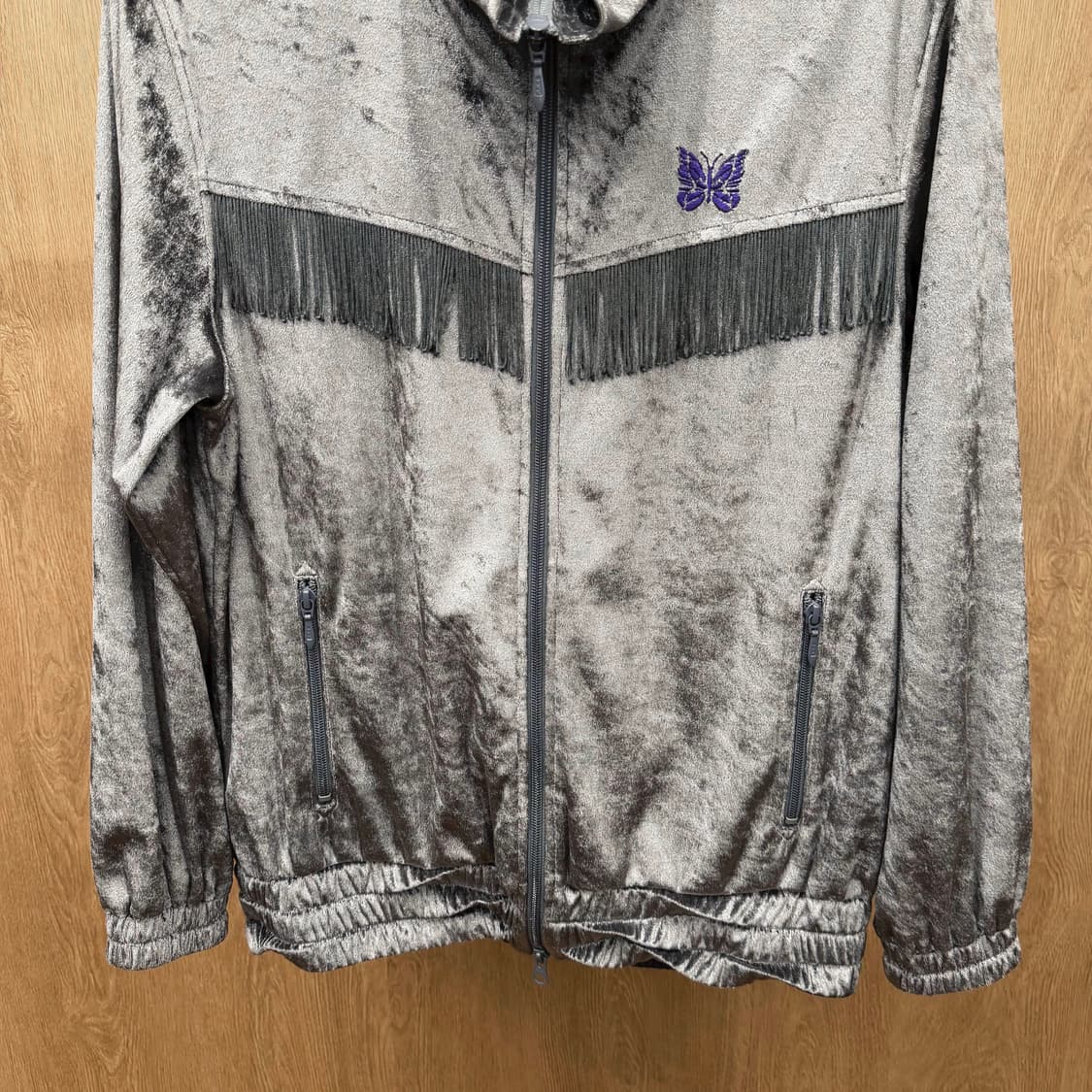 니들스 벨벳 트랙 자켓 프린지 장식 버터플라이 로고 자수 디테일 그레이 상품이미지5