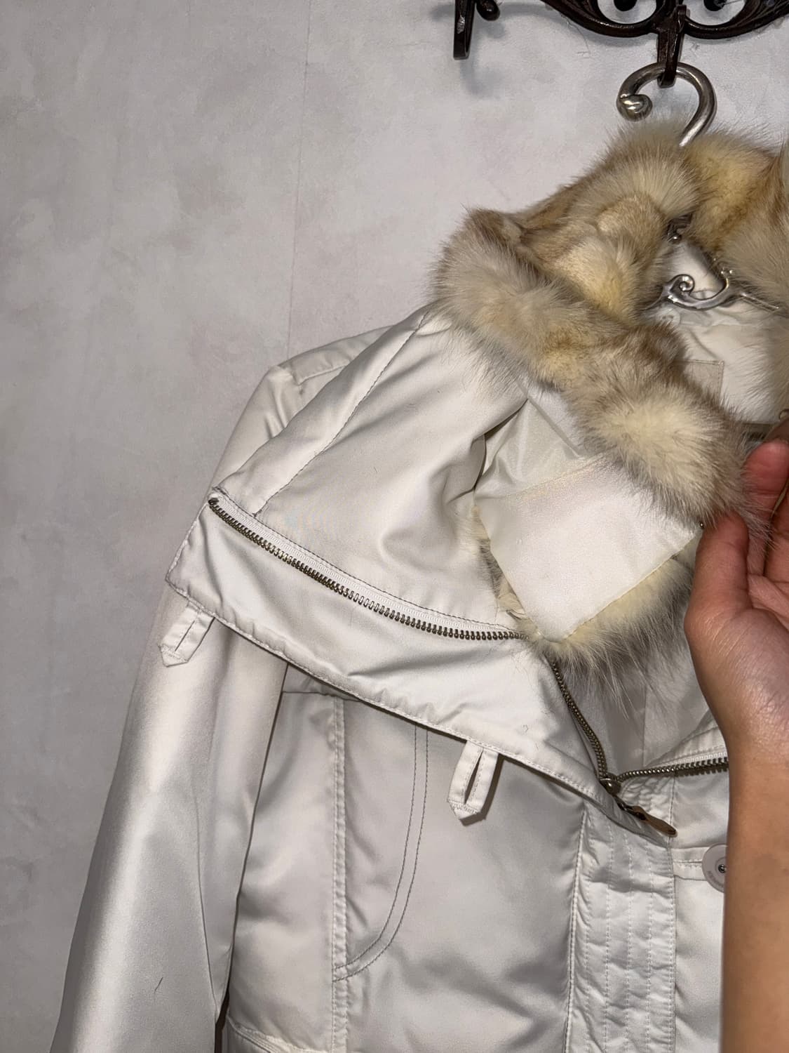 Lynn white belted buckle fox fur puffer  상품이미지5