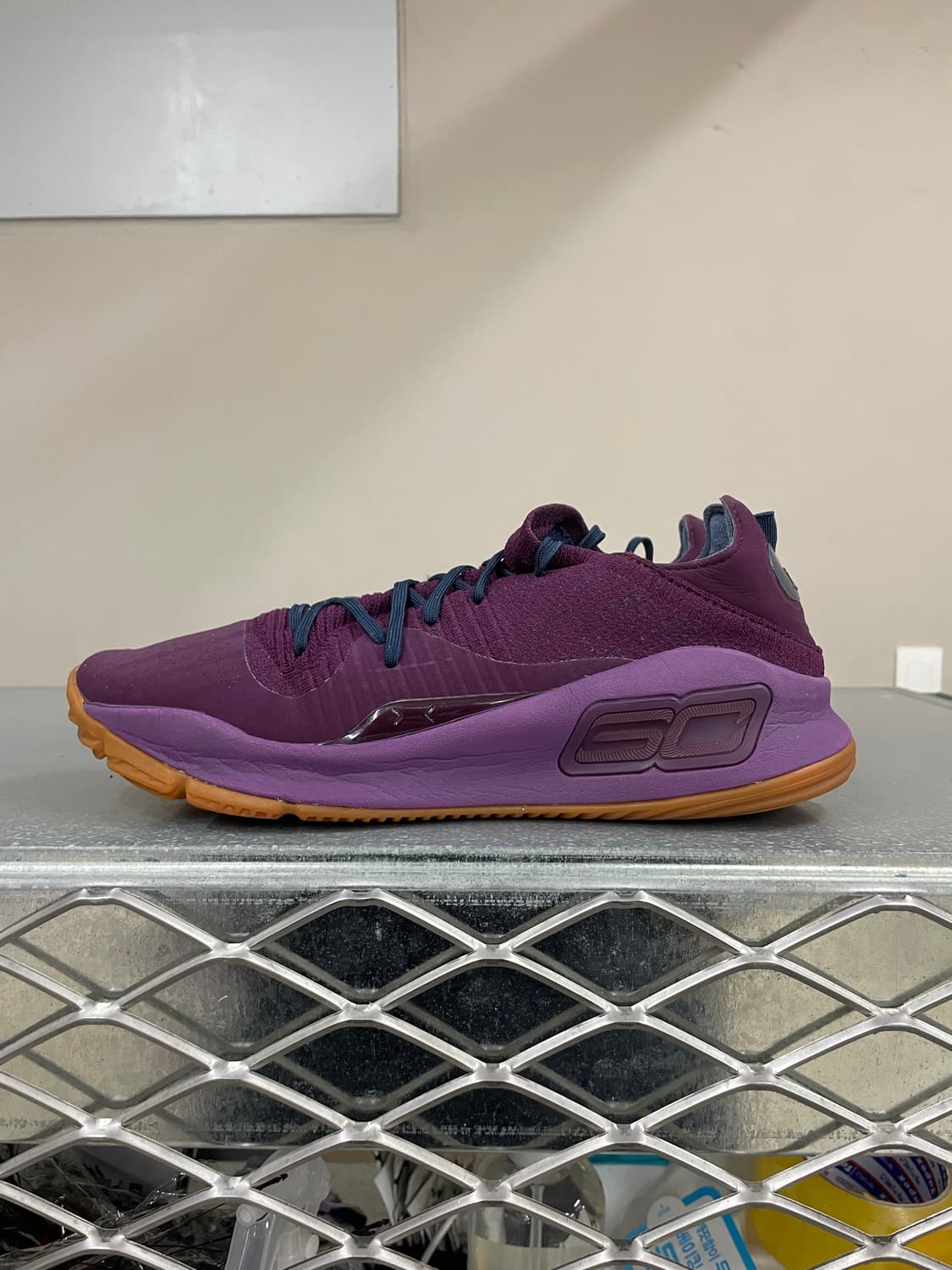 언더아머 UA 커리 4 로우 280 상품이미지1