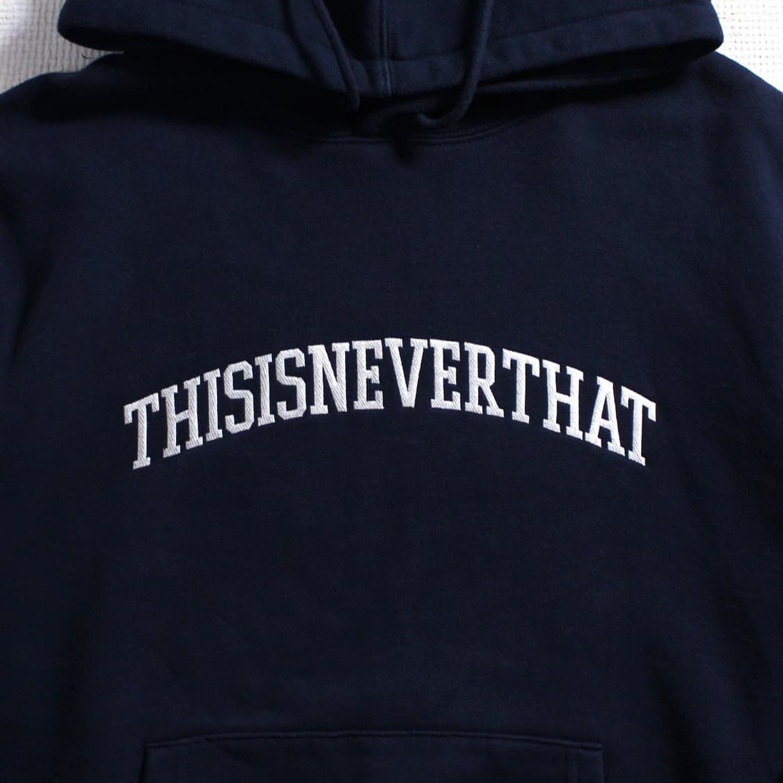 thisisneverthat® 디네뎃 네이비 기모 후드티 상품이미지3