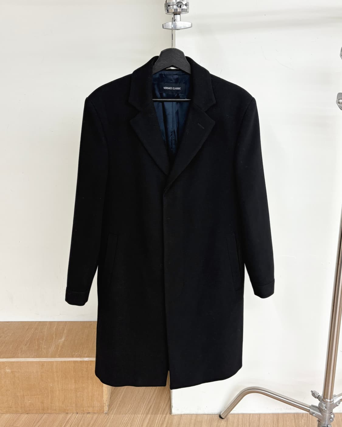 베르사체 클래식 블랙 히든버튼 폴리 코트 상품이미지1