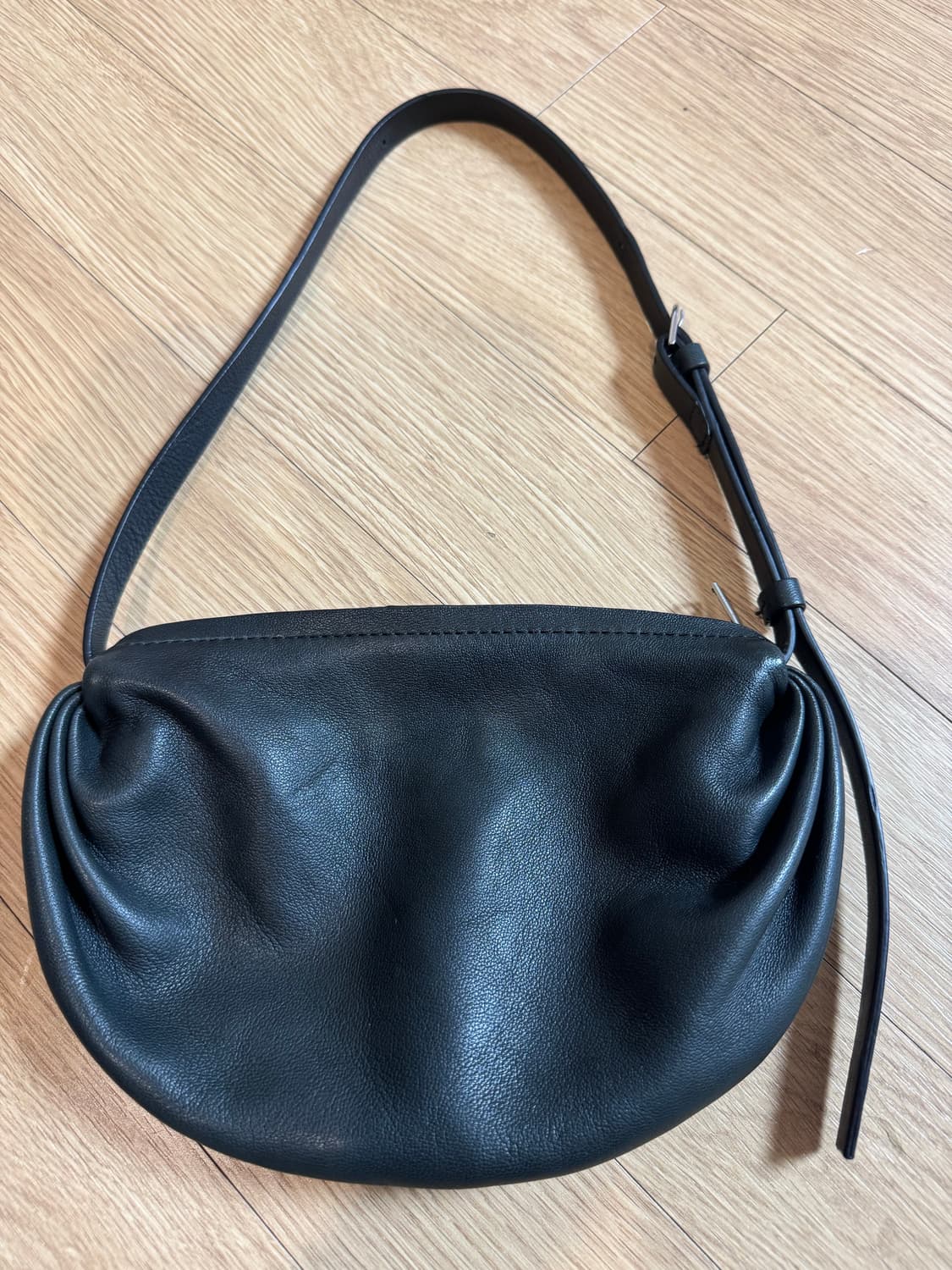 COS 코스 개더드 레더 숄더백 블랙 상품이미지2