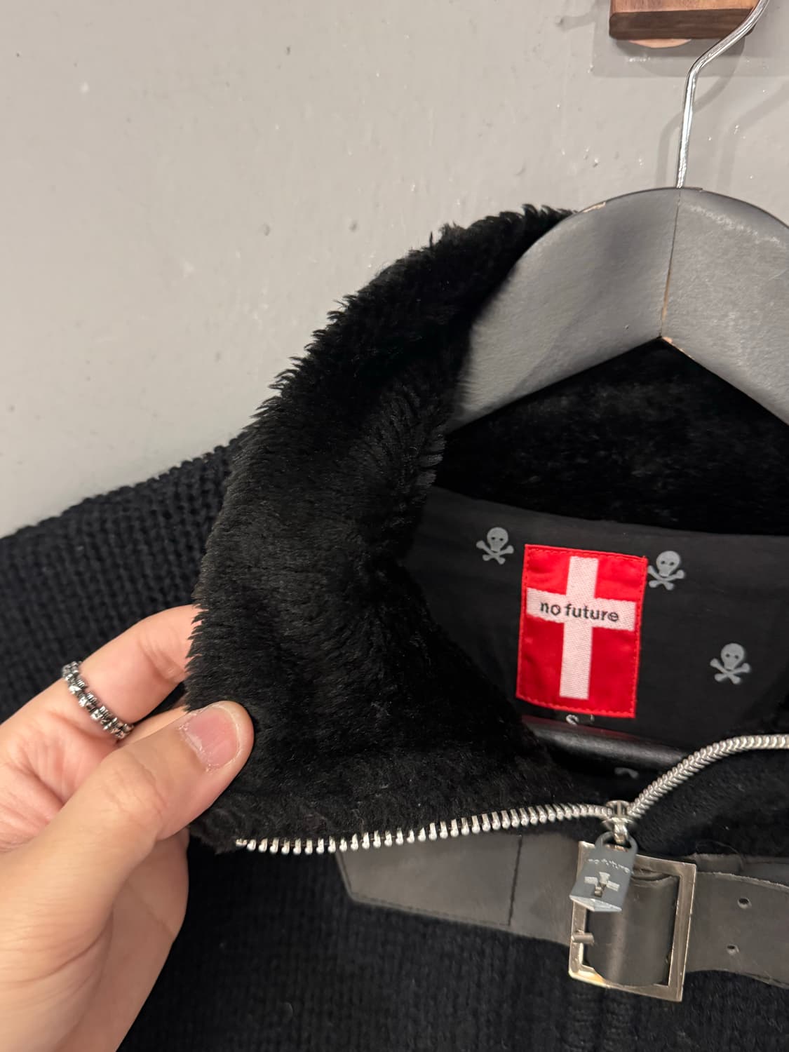 No Future 본디지 버클 퍼 니트집업 상품이미지5