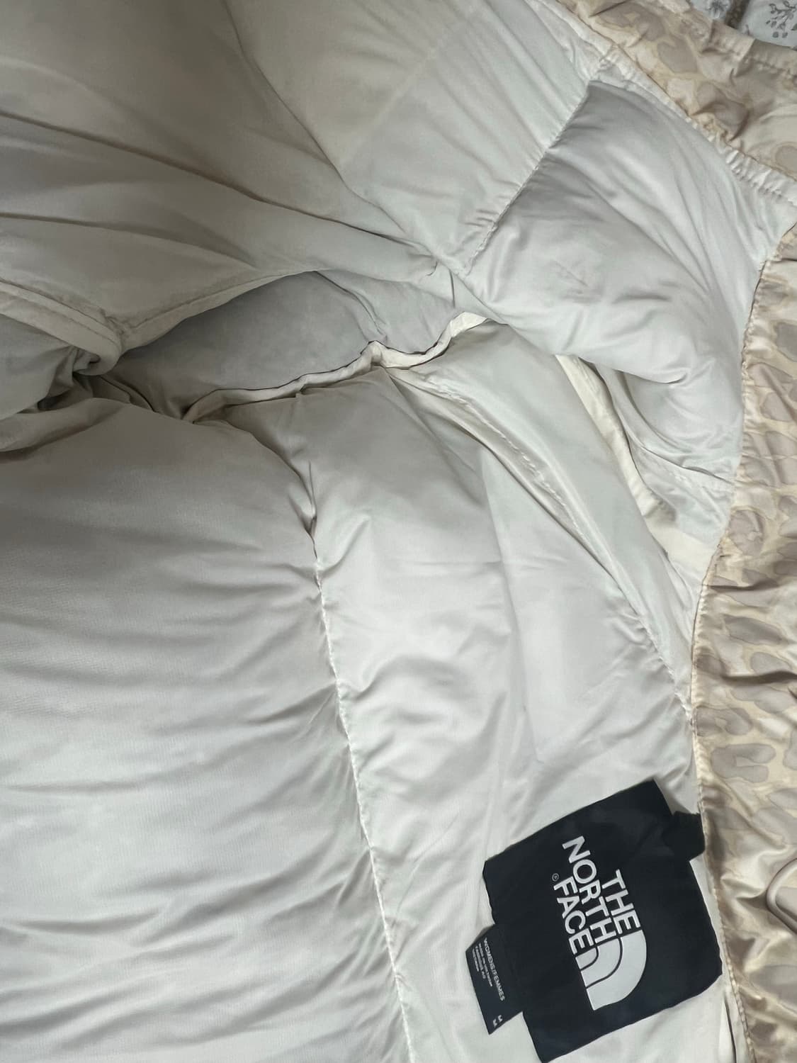 노스페이스 눕시 숏패딩 실버 그레이 레오파드 m사이즈 상품이미지5