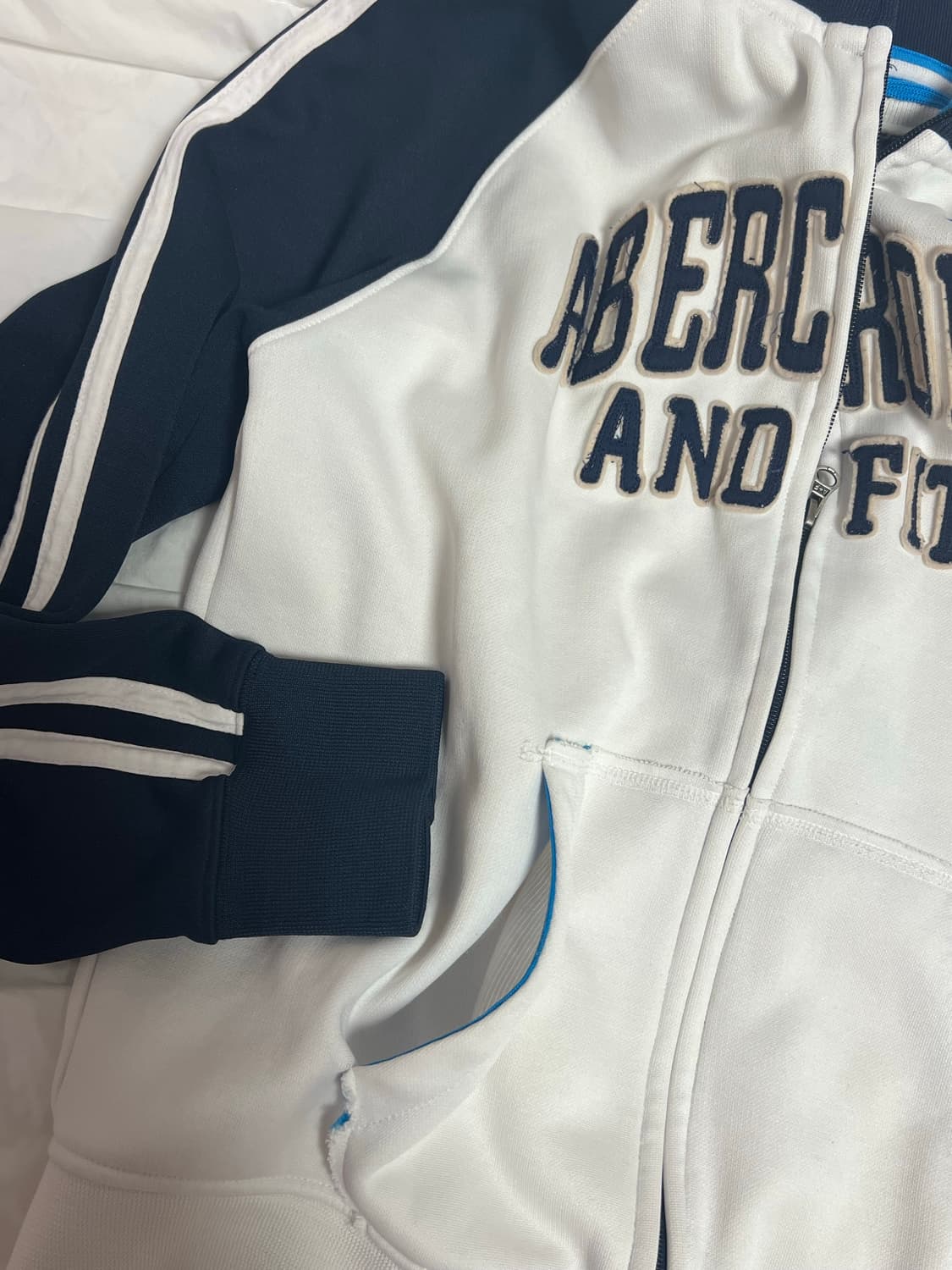 아베크롬비 화이트 네이비 집업 상품이미지4
