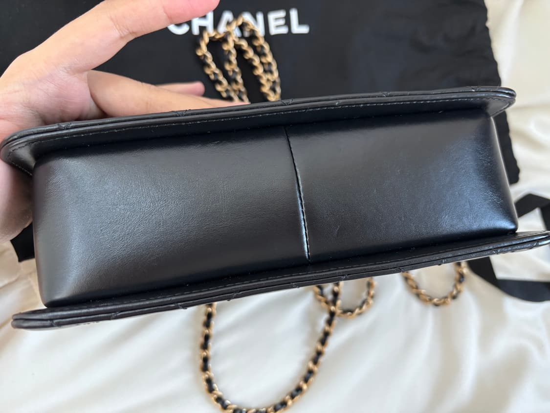 샤넬 스몰 플랩백 카프스킨 & 골드 메탈 블랙 상품이미지8