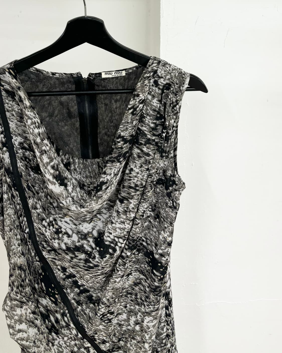 미우 미우 블랙 앤 화이트 레이프 슬리브리스 원피스 상품이미지4