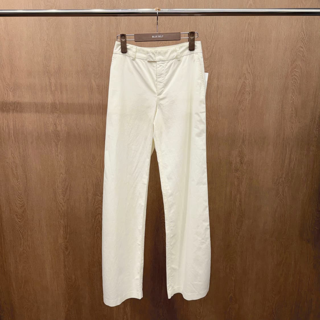 C.P. 컴퍼니 코튼 블렌드 슬랙스 팬츠 버튼 클로징 포켓 디테일 화이트 상품이미지2