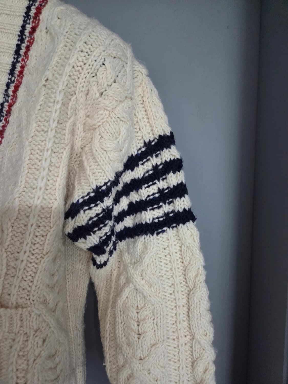 (새상품급) 톰브라운 헤비 케이블 니트 4선 완장 가디건 상품이미지3