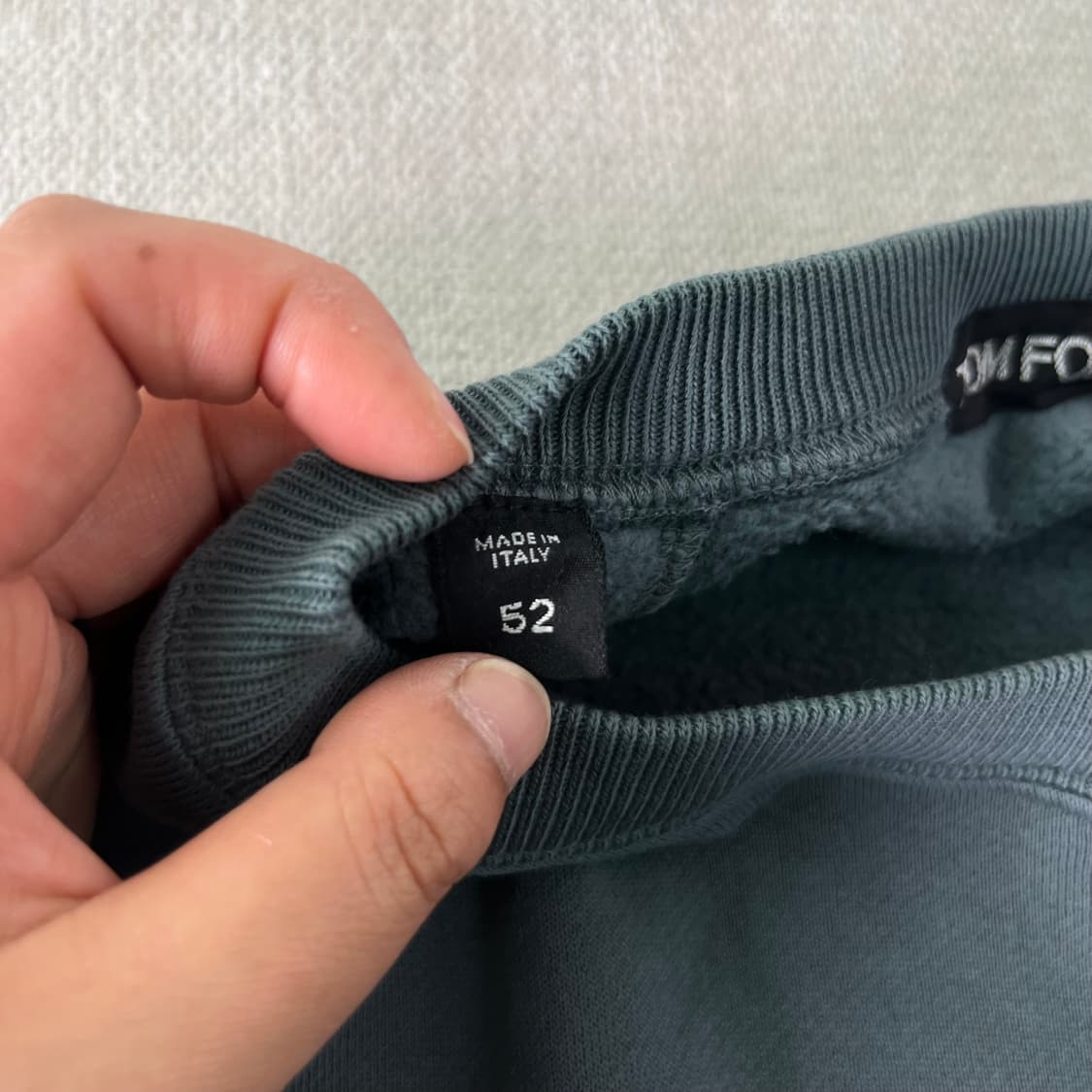 100 톰포드 22FW 그루넥 맨투맨 상품이미지3