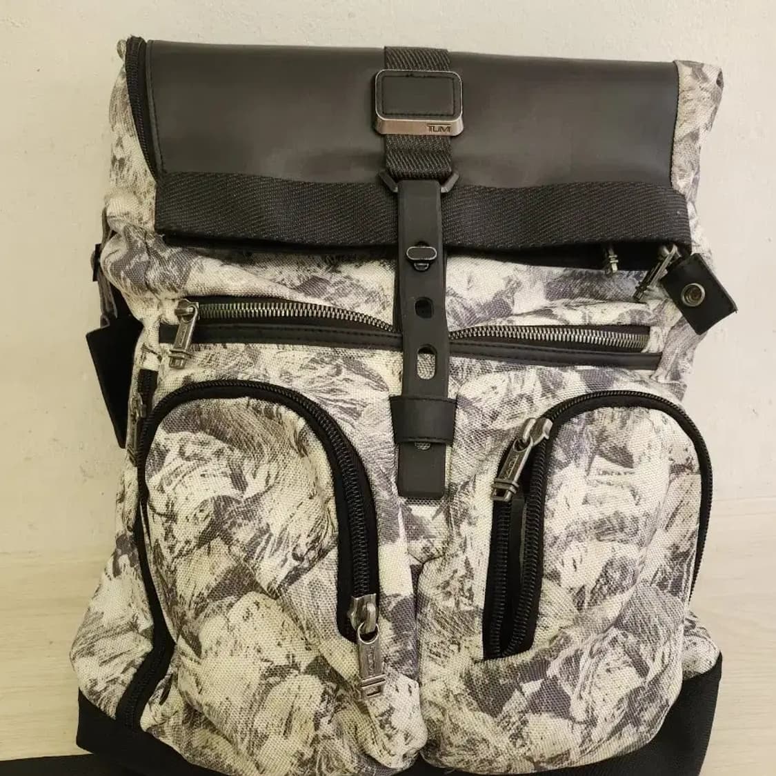 화이트 롤탑 투미 백팩 상품이미지1