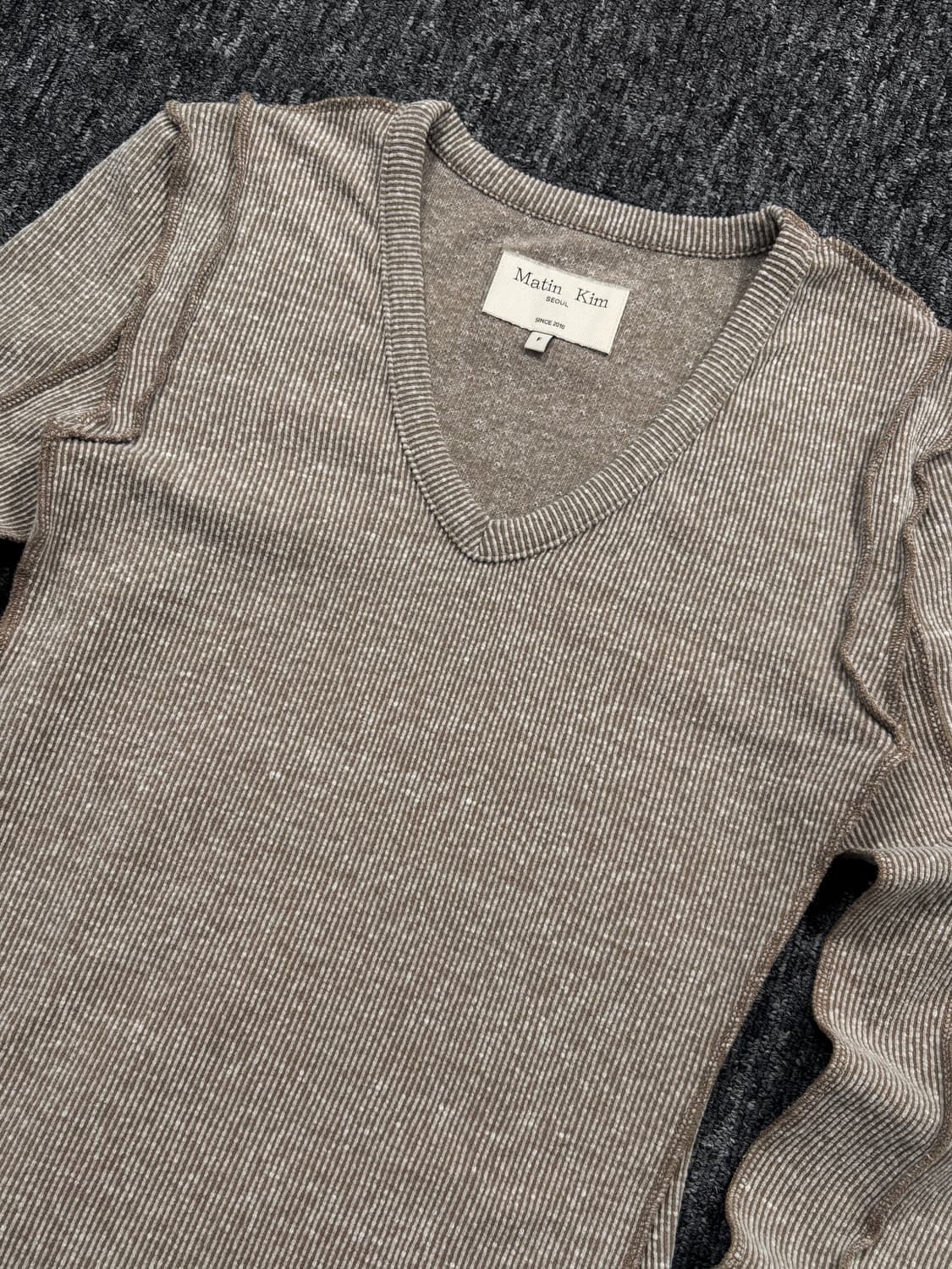 마뗑킴 스티치 브이넥 슬림 니트 상품이미지4