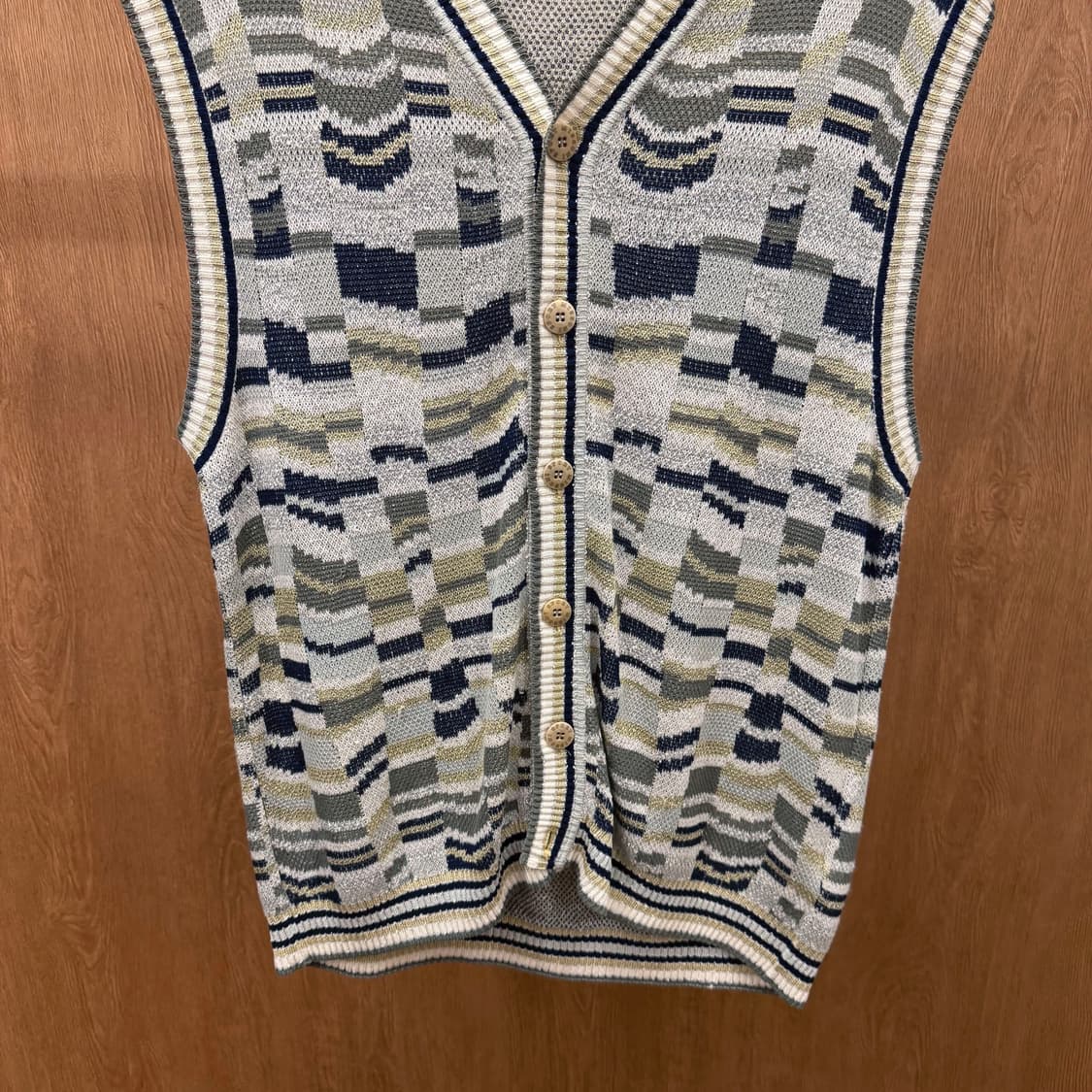 미쏘니 스포츠 브이넥 니트 베스트 버튼 자카드 믹스 패턴 디테일 그레이 상품이미지5