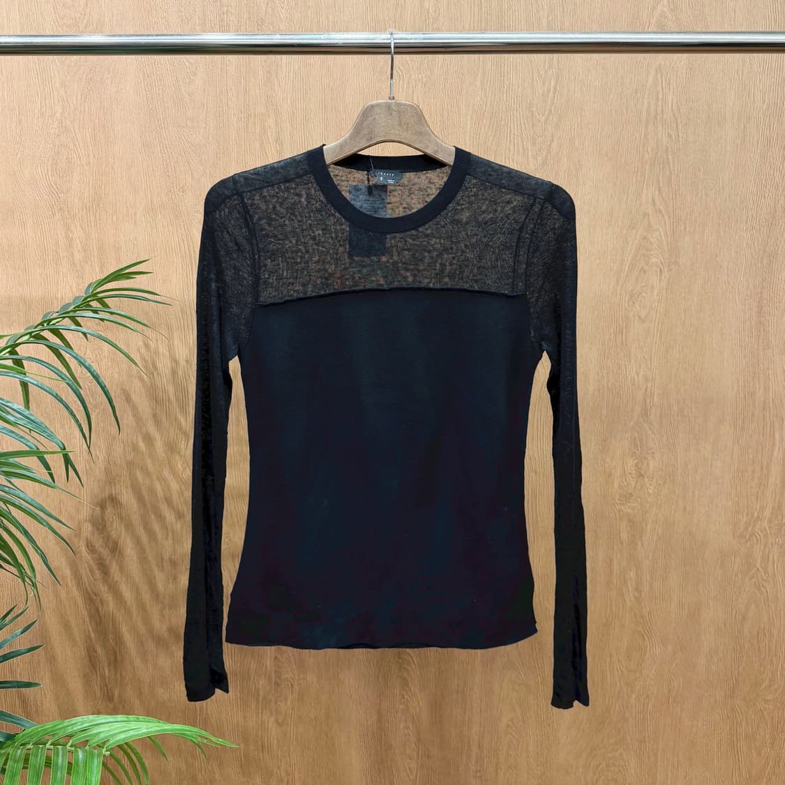 띠어리 니트 긴팔 시스루 믹스 절개 라운드넥 디테일 레귤러핏 블랙 상품이미지1