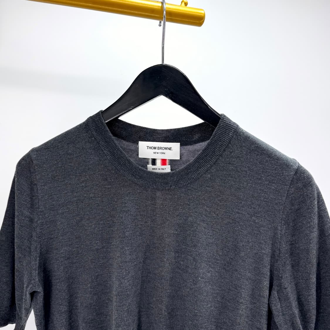 [40사이즈] 톰브라운 백삼선 여성 반팔 니트 그레이 (FKA250A) 상품이미지4