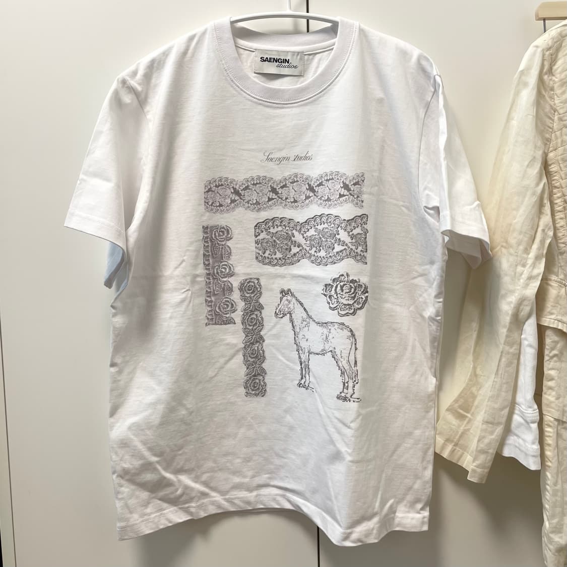 생긴 스튜디오 LACE GRAPHIC TSHIRT 레이스 그래픽 티셔츠 상품이미지1