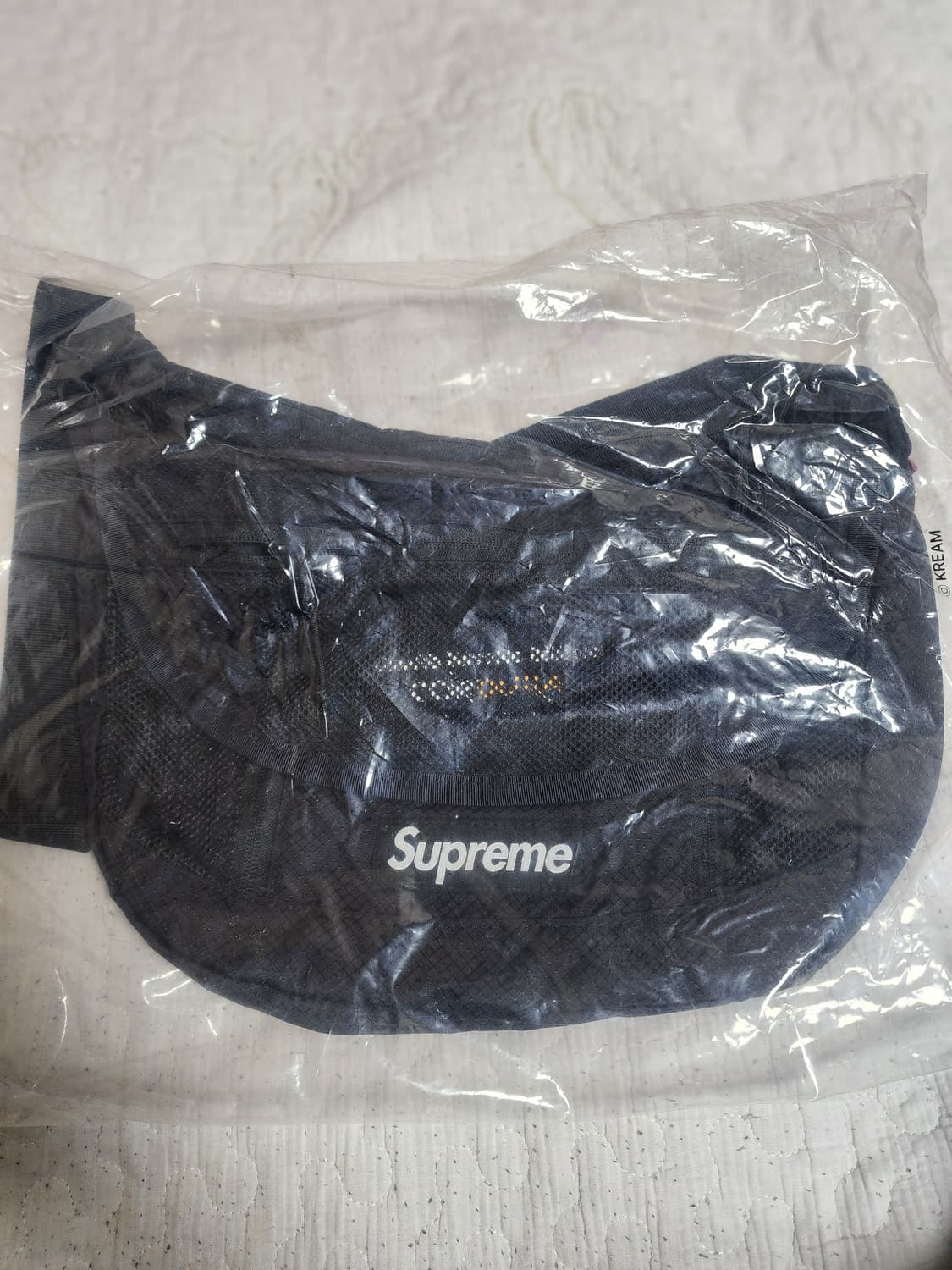 슈프림 스몰 메신저백 블랙 - 22SS 상품이미지2