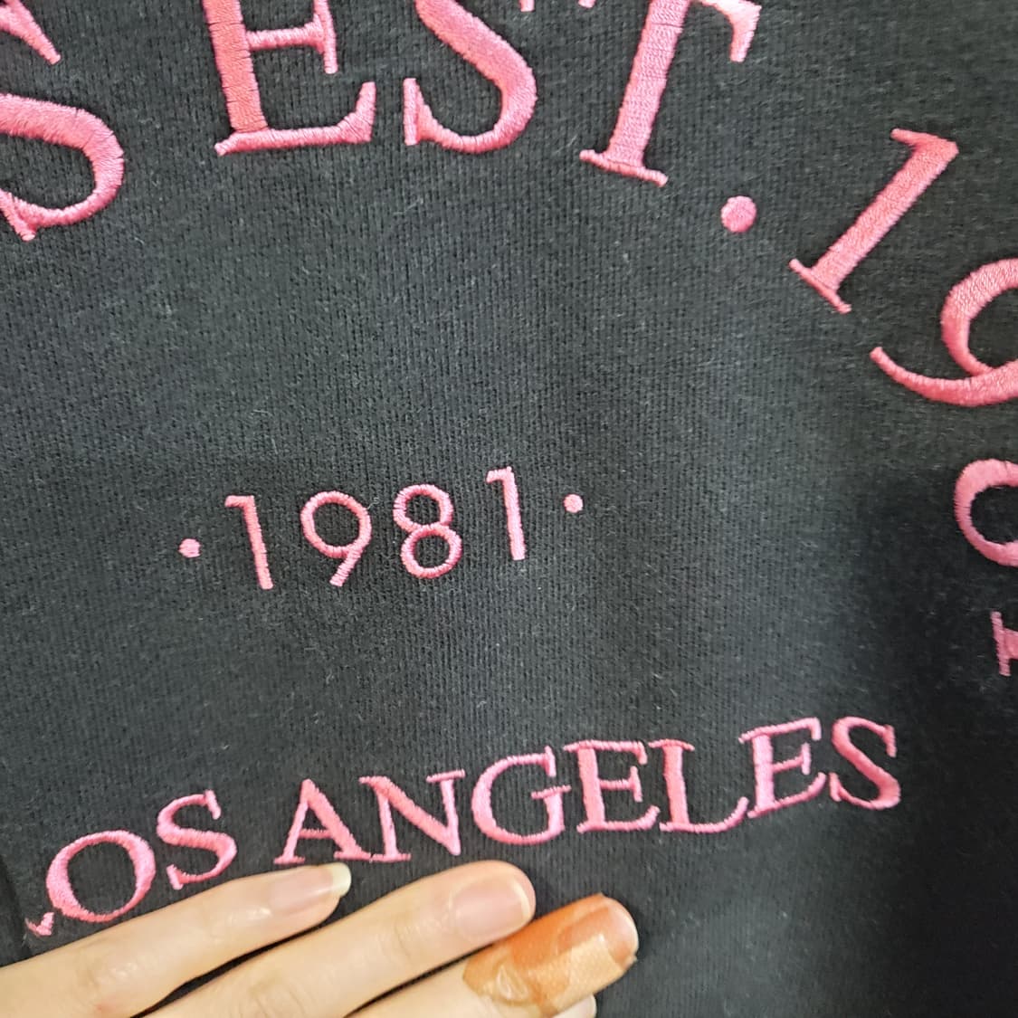 게스 네이비 핑크 로고 크롭 맨투맨  상품이미지3