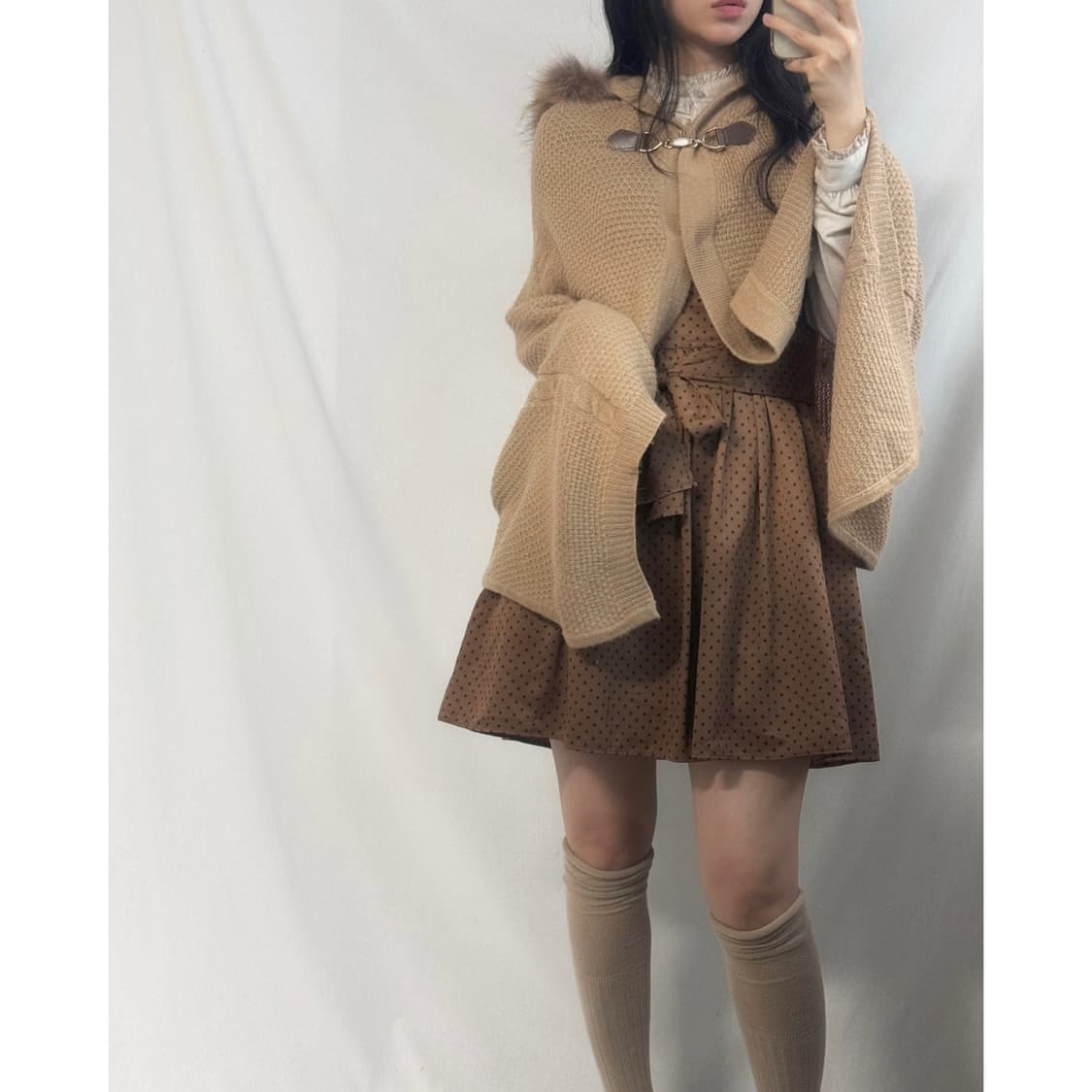 버클 히든 버튼 퍼 후디드 니트 케이프 상품이미지1