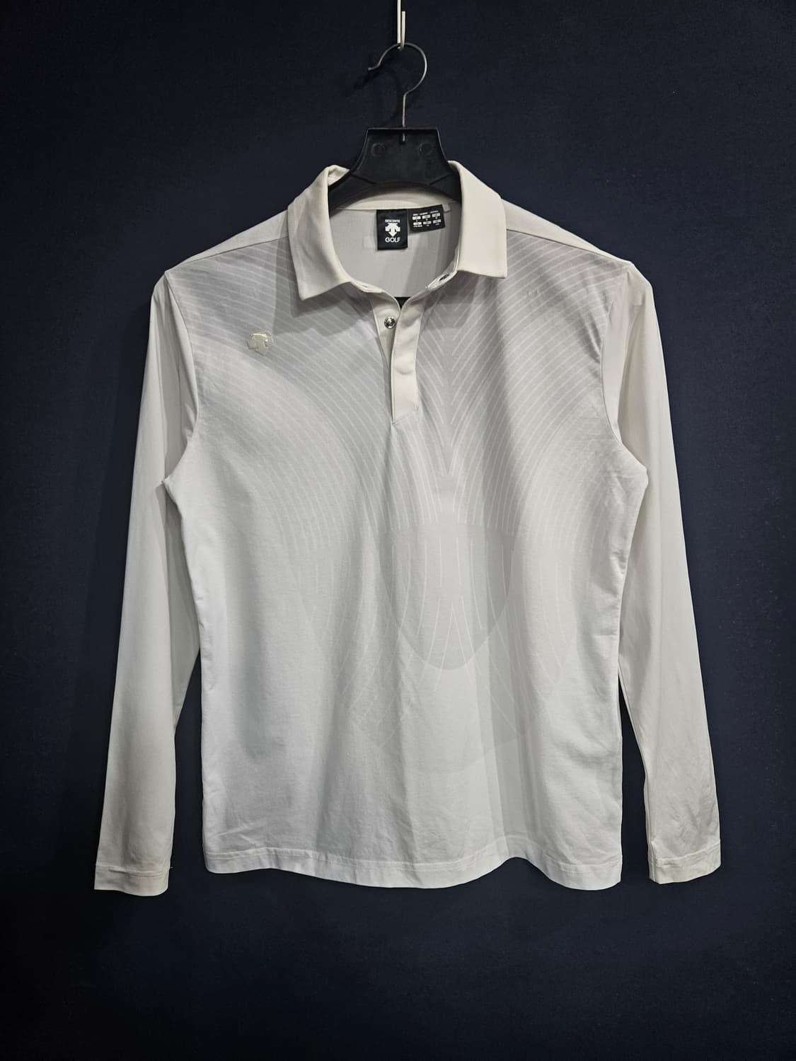 데상트 문양 화이트 남성 슬림핏 100 골프 카라긴팔티  상품이미지1