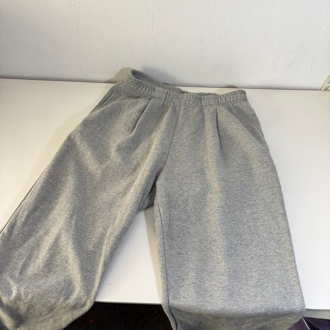 S 무탠다드 그레이 레귤러일자핏 원턱 트레이닝 스웻팬츠 상품이미지1