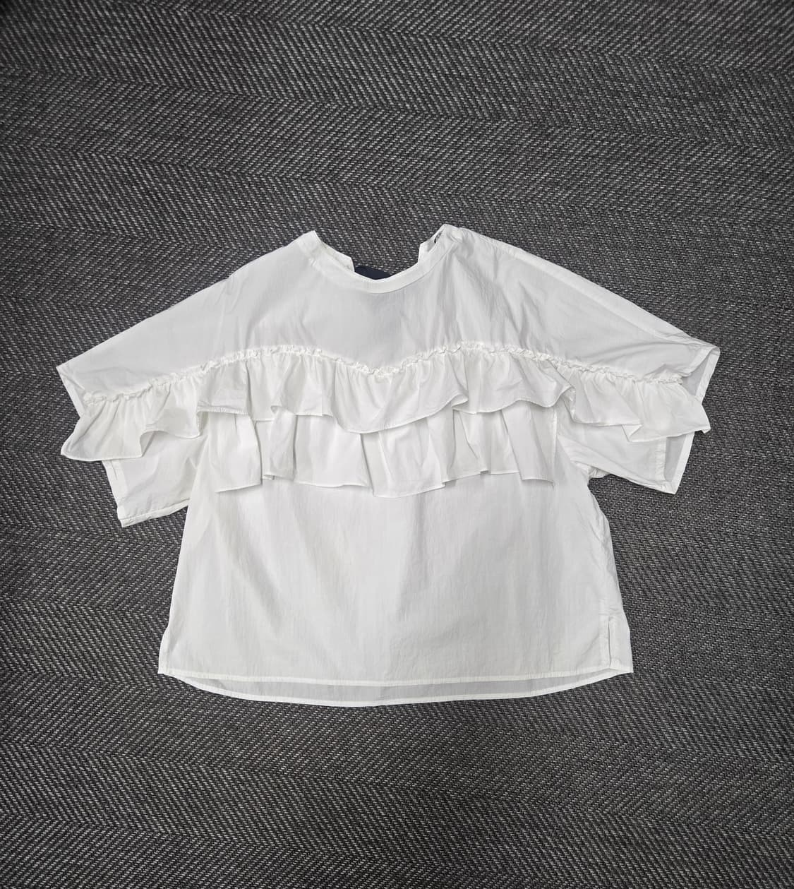 럭키슈에뜨 화이트 프릴 블라우스 반팔 상품이미지1