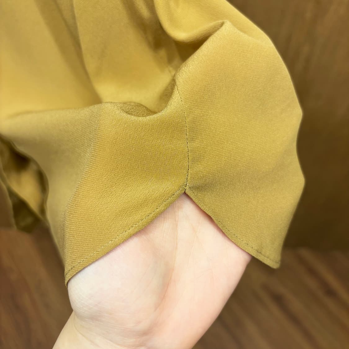 끌로에 긴팔 실크 블라우스 새틴 스프레드 카라 히든 버튼 디테일 베이지 상품이미지7